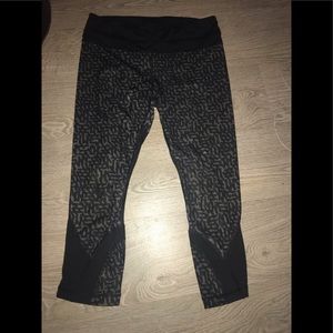 LULULEMON crops with pattern and zipper pocket